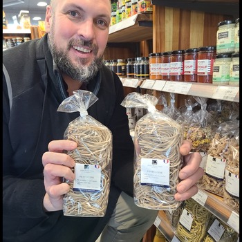 Nouveautés - Pâtes Le Ruyet !!

Les pâtes sont élaborées artisanalement à partir de céréales cultivées sur l’exploitation familiale et moulues délicatement à l'ancienne, en meule de pierre. Cette technique permet au blé tendre de délivrer ses parties les plus nobles pour une farine riche en arômes.

Les pâtes Le Ruyet sont déjà présentes sur les tables de grands chefs.

Fettuccine, Conchiglie, Coquillette Sarrasin, Fregola, Likenn, Rozenn, Pappardelle, Tagliatelle, Penne, ... Des spécialités culinaires originales qui vous surprendront par leurs saveurs intenses.

#madeinbreizh #madeinbzh #produitslocaux #circuitcourt #produitsdequalité #mieuxconsommer #epiceriebretonne #breizhenbouche #pate #produitsbretons #leruyet