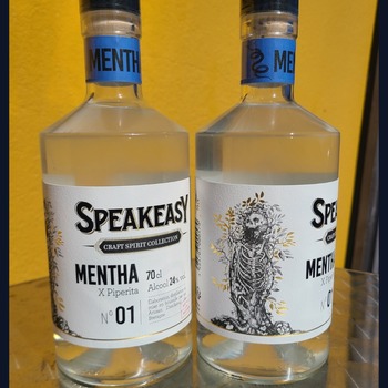 🥶 Découvrez Speakeasy Mentha x Piperita 🥶
Élue **Meilleure liqueur de menthe au monde** aux World Drinks Awards 2024 ! 🏆🇫🇷

Fabriquée par la Distillerie de la Mine d’Or à Ploërmel, dans le Morbihan, cette liqueur artisanale est le fruit d’une macération de feuilles de menthe poivrée fraîche, distillée par infusion, puis réduite à 24° avec un léger sirop de sucre de canne. Résultat ? Une liqueur 2 à 3 fois moins sucrée que les leaders du marché, onctueuse, gourmande et incroyablement rafraîchissante.

La menthe poivrée révèle un nez intensément mentholé, précis et puissant, avec une finale fraîche qui donne un véritable coup de fouet — presque polaire ! 🥶

Disponible à la dégustation.

#SpeakeasyMenthaXPiperita #MeilleureLiqueurDuMonde #DistillerieLaMineDOr #MadeInFrance #LiqueurDeMenthe #Bretagne #Artisanat #WorldDrinksAwards #Spiritueux #Dégustation #breizhenbouche