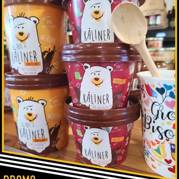 Ce weekend, c'est la chandeleur 🥞! Pour l'occasion, on vous propose les pâtes à tartiner Kaliner à -15%, soit 6,70€ le pot de 400gr au lieu de 7,90€.
Venez vite en profiter !

La pâte à Kâliner, c'est une pâte à tartiner bio, sans huile de palme, garantie sans trace des 14 allergènes majeurs et surtout délicieuse ! Elle existe aussi en version croustillante.
La production est faite à Lanester, donc super locale, par un chef pâtissier.

100% plaisir garanti

Valable tout le mois de février en magasin. Dans la limite des stocks disponibles. 
Kenavo ar’vechal

#pateatartiner #lanester #morbihan #bretagne #bzh #tartiner #chocolat #calin #amour #gout #bio #sansallergènes #vegan #artisanal #breton #breizh #douceur #plaisir #pateàtartiner #epiceriebretonne #breizhenbouche #plouhinec #kaliner