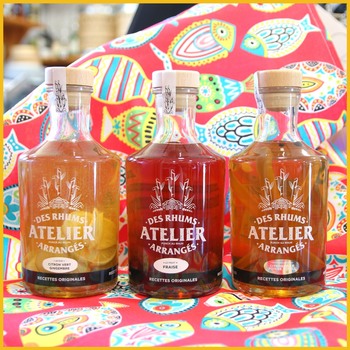 Ça sent bon l'été !! 3 nouveaux rhums arrangés @distilleriedugolfe  font leur entrée chez Breizh en Bouche :
Citron Vert Gingembre
Fraise
et une édition limitée Citronnelle Poivre Tchuli qui vaut le détour !

Pour quel parfum allez vous craquer ? 
Venez sentir les petites fioles de dégustation, à disposition en boutique, et faites votre choix !

#rhum #rhumarrangé #rhumbreton #rhumlover #breizhenbouche #cavebretonne 
L'abus d'alcool est dangereux pour la santé