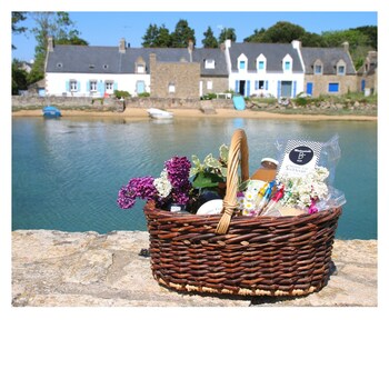 Vous êtes propriétaires d'un hébergement et vous cherchez des idées pour vos paniers d'accueil ? 
Breizh en Bouche vous propose un large choix de produits gourmands et bretons pour composer ou compléter vos paniers d'accueil.
Nous vous proposons des solutions sur mesure, en fonction de vos envies, de vos besoins et de votre budget. Contactez nous et discutons en ensemble !

A très bientôt.
Kenavo ar’vechal

#panieraccueil #paniercadeau #gites #gite #chambresdhotes #chambredhotes #gitesdefranceenbretagne #morbihan #morbihantourisme #bretagne #plouhinec #belz #etel #riantec #nostang