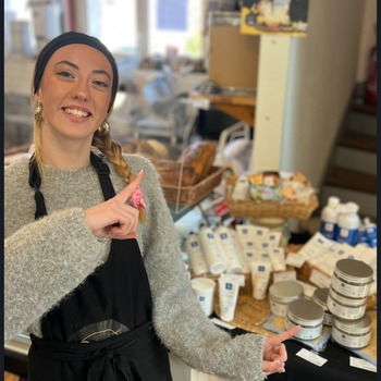 Demat !💛🖤
Je suis Tifenn, si tu ne m'as pas encore vu je suis en stage chez Breizh en Bouche depuis maintenant 1 semaine.
Pendant ce stage je te propose un jeu concours et une promotion sur les produits "Passion Marine" et Un petit massage offert avec la crème pour les mains.
 Alors tente de participer et viens me retrouver pour connaître et tester les produits ! 
Kenavo à bientôt !😎

 

🥳
**Jeu concours sans obligation d'achat. **Promotion dans la limite des stocks disponibles.** Remise de 50% appliquée sur le 2éme produit de la gamme Passion Marine acheté, le moins cher des 2. **Jeu concours et promotions disponibles uniquement en magasin au 61 rue du Pont Lorois à Plouhinec

#bio #cosmétiquenaturelle #passionmarine #cosmetiquebio #alguesmarines #madeinbretagne #breizhenbouche #prendresoindesoi #morbihantourisme #plouhinec #jeuconcours #stage #projetstage