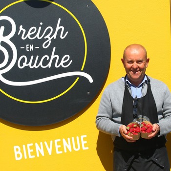 Bienvenue à Samuel qui rejoint l'équipe pour quelques temps !
On est super heureux de l'accueillir dans l'aventure Breizh en Bouche, avec le soleil et des fraises 😁😉🍓!